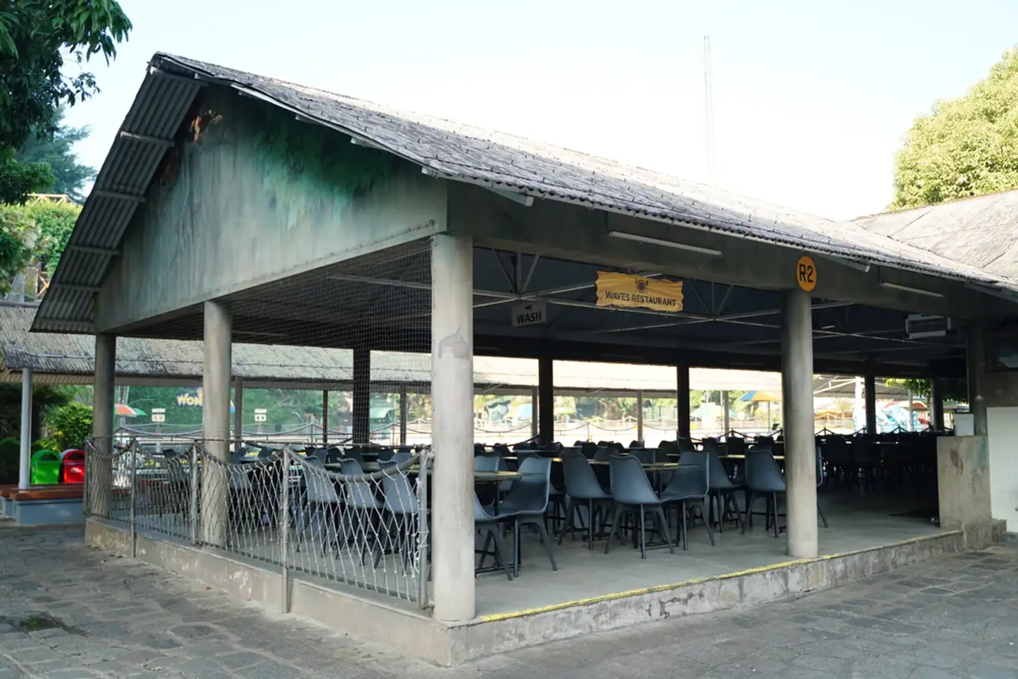 Waves Restaurant image 3