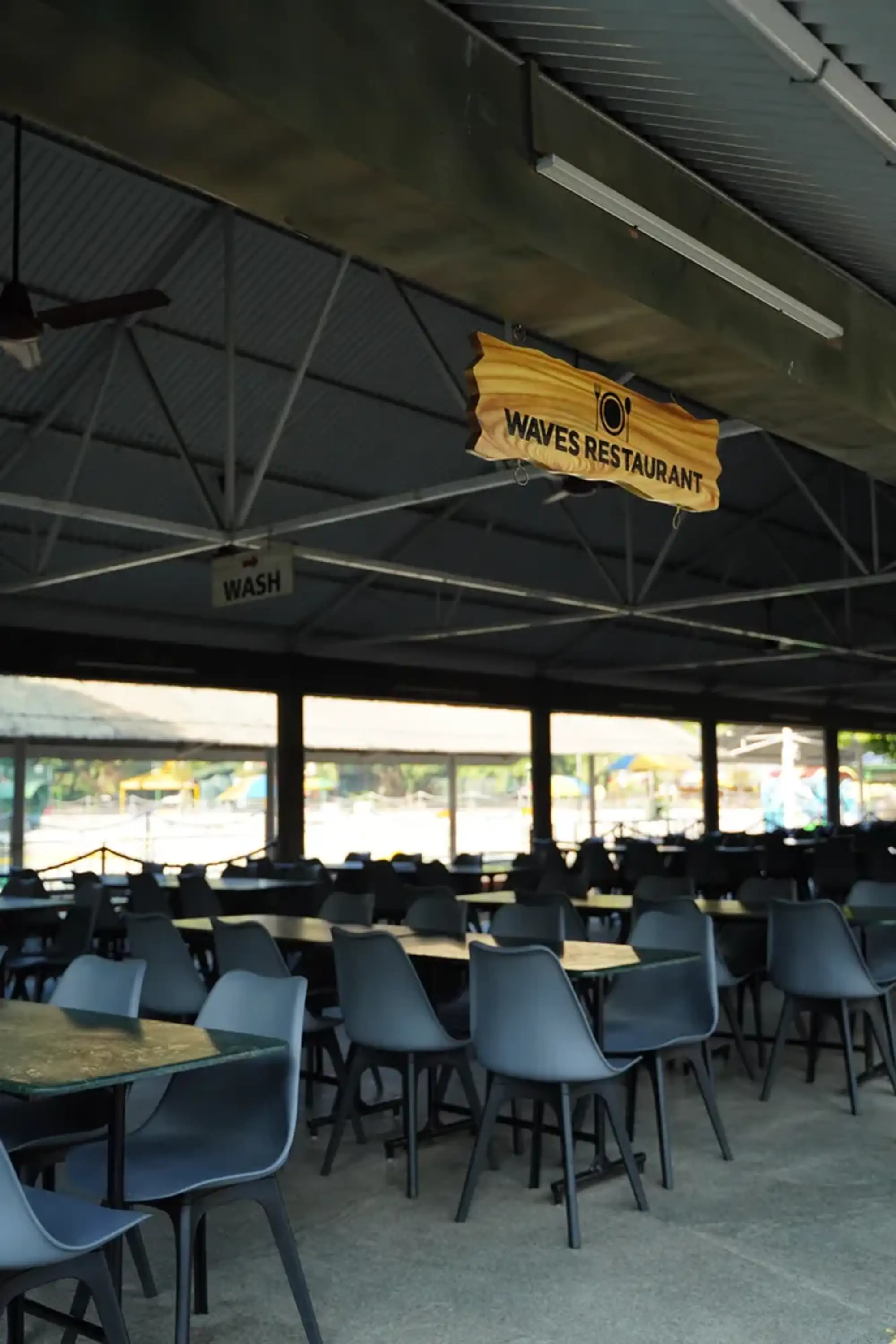 Waves Restaurant image 2